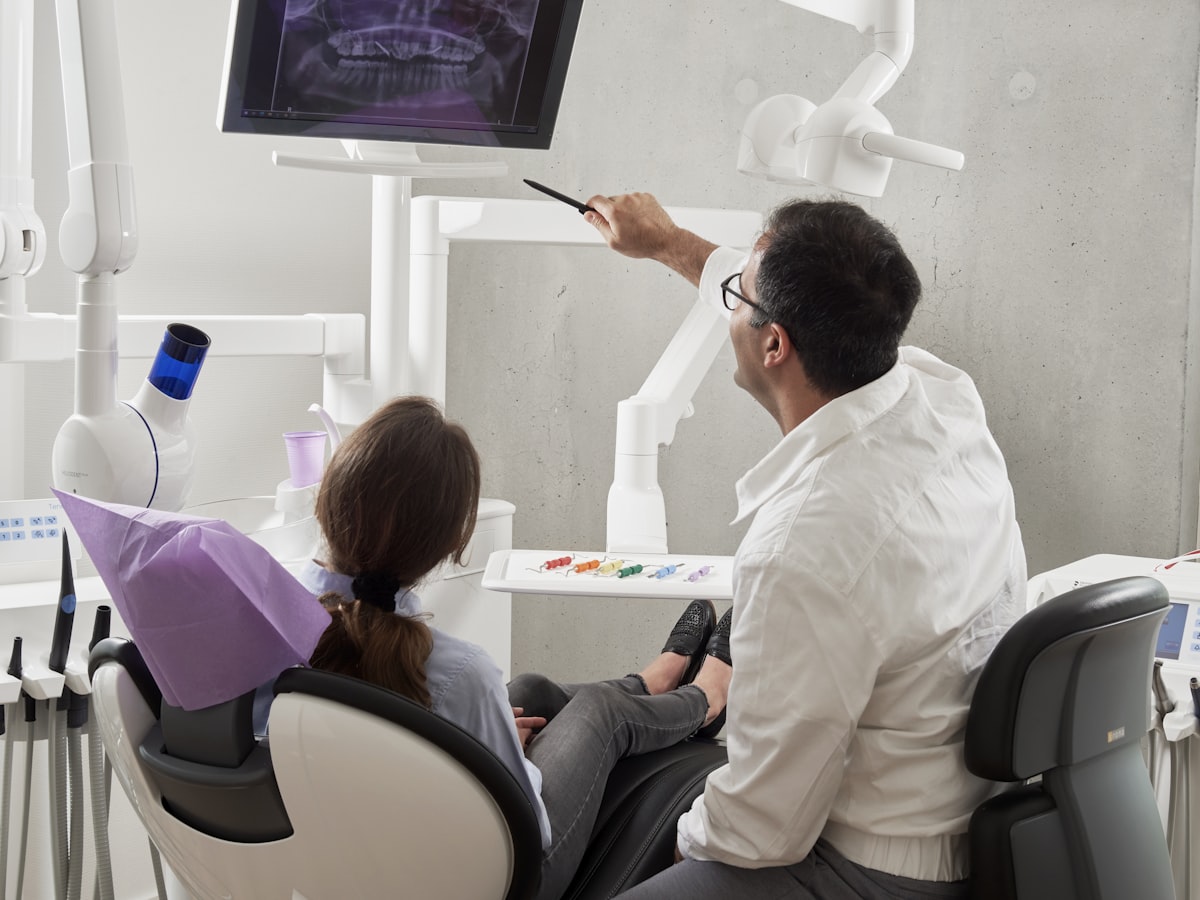 Dentista em atendimento